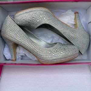 Lucita Womens Silver Glitter Heels Size 8